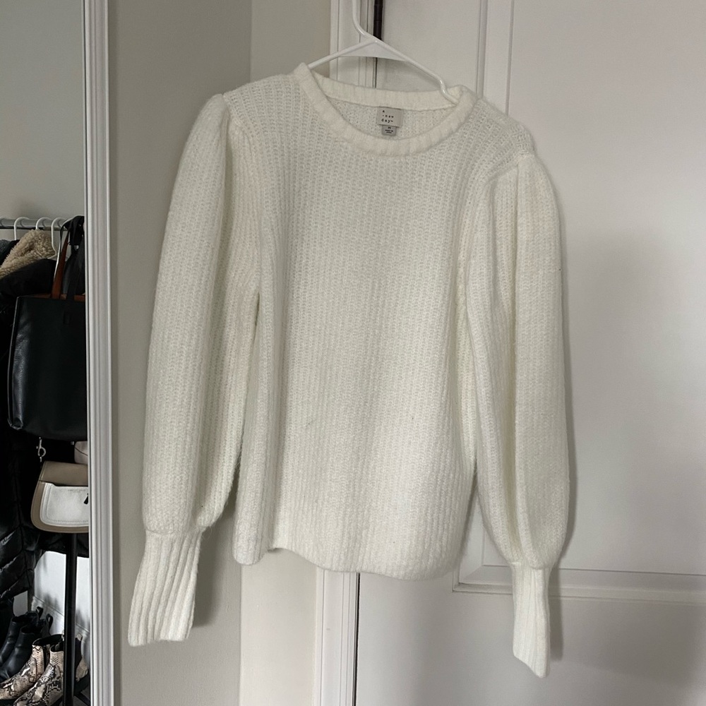PUFF SHOULDER SWEATER